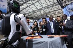 经纬度：AI硬件、机械人出海上海外贸新